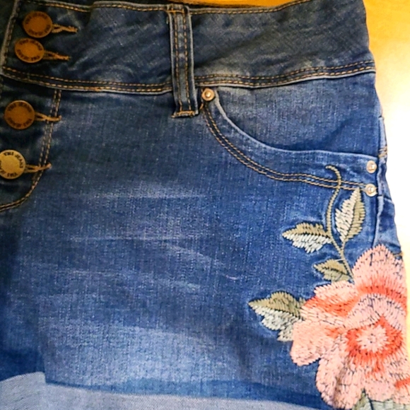 YMI - NWOT Denim Embroidered Jean Shorts - Picture 3 of 7